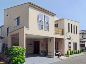広いビルトインガレージがある神奈川の家の外観画像