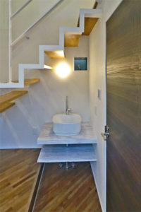 都内の密集地で狭小住宅の技術を駆使した賃貸併用住宅の洗面化粧台の実例画像