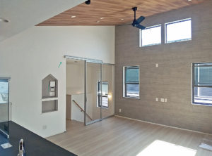 ローコストで工夫したデザインのリビングの画像